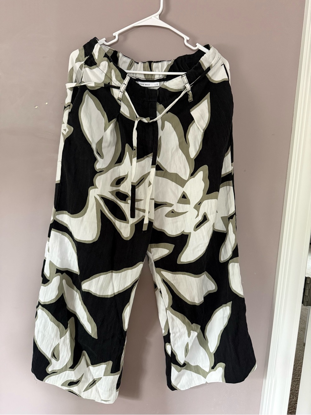 Nine West Black & White Wide-Leg Floral Crop Pants